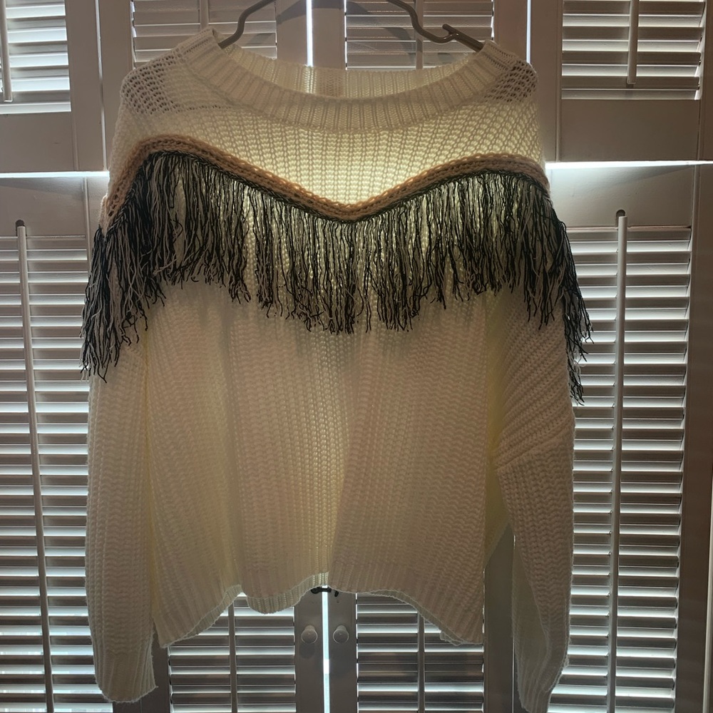 WHITE SWEATER WITH FRINGE